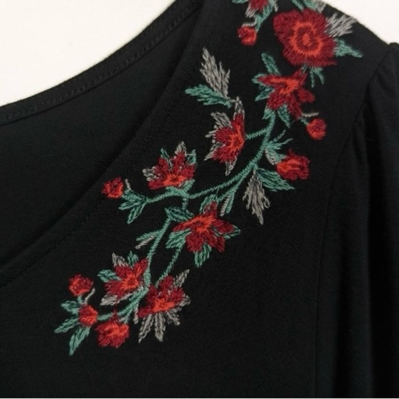 American Eagle Women’s XL Black Long Sleeve Blouse with Rose Appliqué, NWOT - Picture 5 of 5